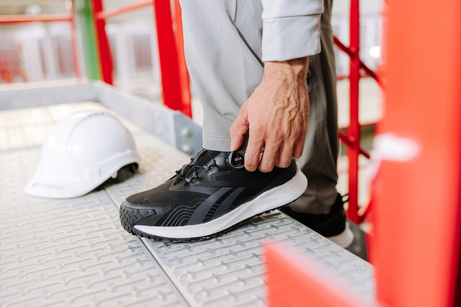 Buty robocze Reebok IB3613 S1P BOA podczas pracy na rusztowaniu
