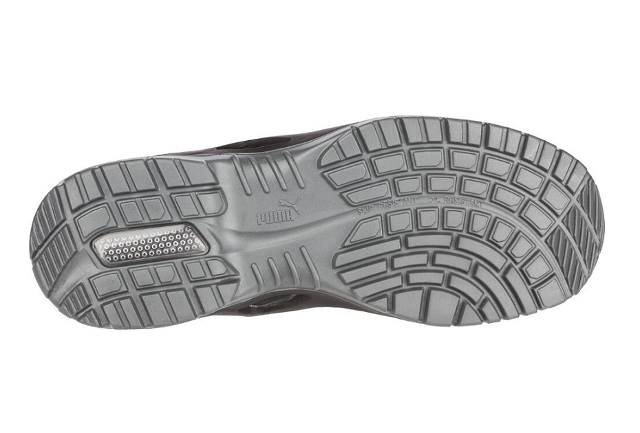 Szara podeszwa antypoślizgowa butów Puma Niobe Blue Low S3 z widocznym głębokim bieżnikiem