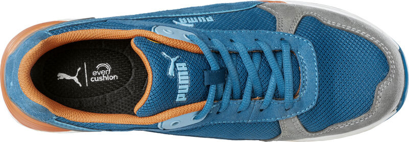 Szczegóły tylnej części cholewki i logo Puma w modelu Frontside Blue Low S1P 64.464.0