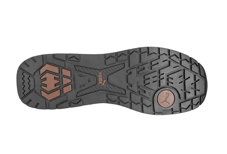 Podeszwa butów Puma Dash Wheat Miid S3 63.318.0 widok od spodu z agresywnym bieżnikiem