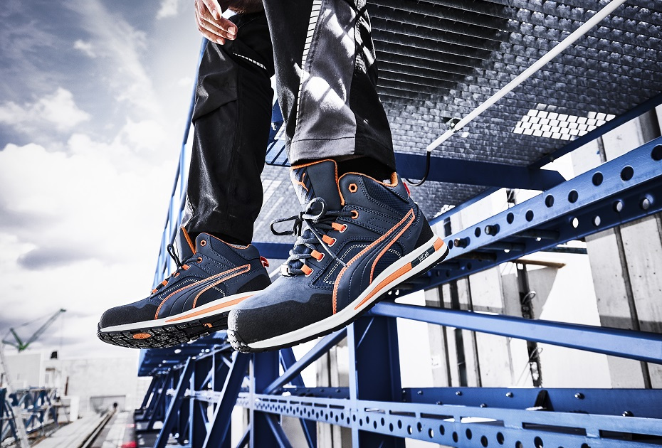 Buty Puma Crosstwist Mid S3 w użyciu na konstrukcji stalowej z wyraźnie widoczną cholewką typu Mid i systemem sznurowania