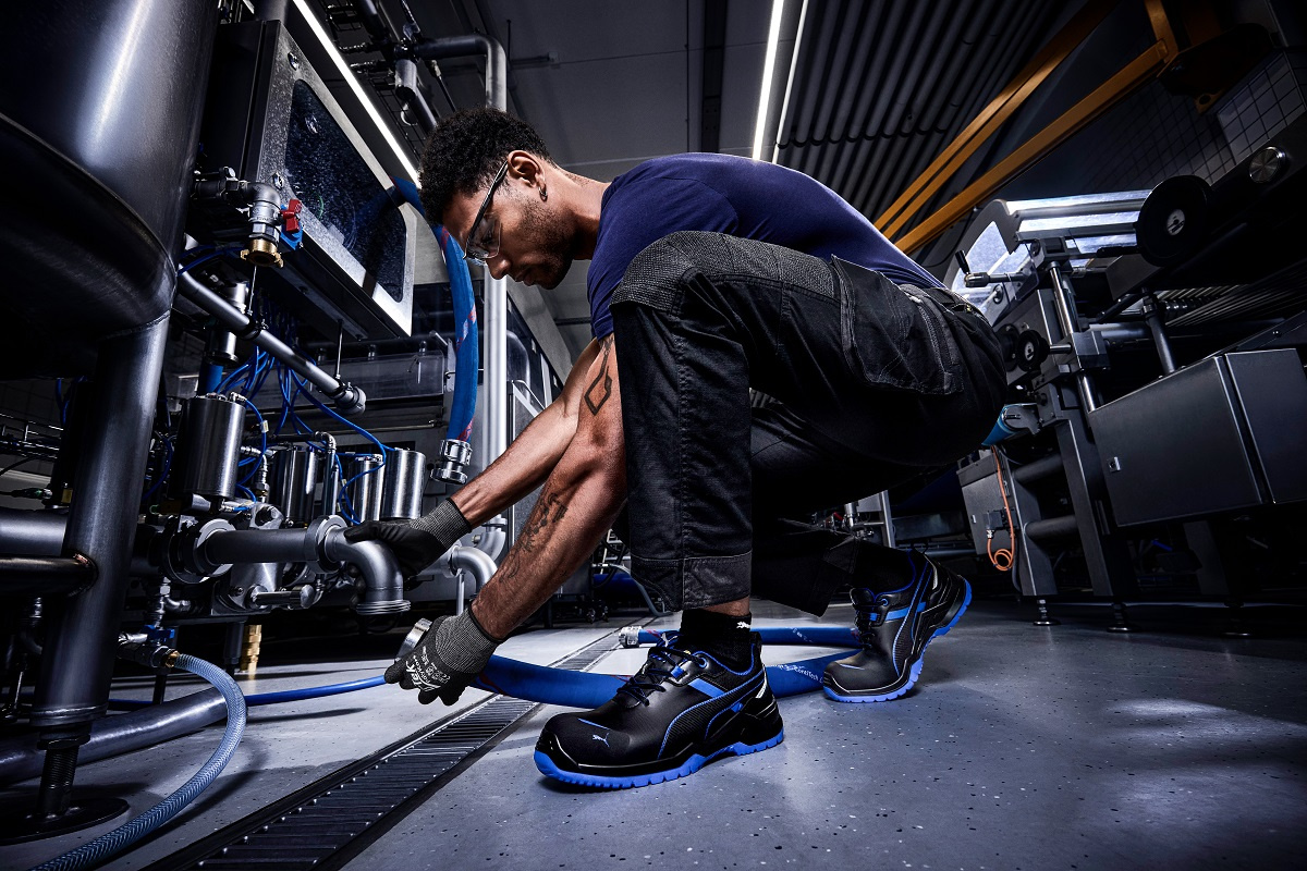 Półbuty ochronne Puma Krypton Blue Low S3S w użyciu podczas pracy w zakładzie przemysłowym