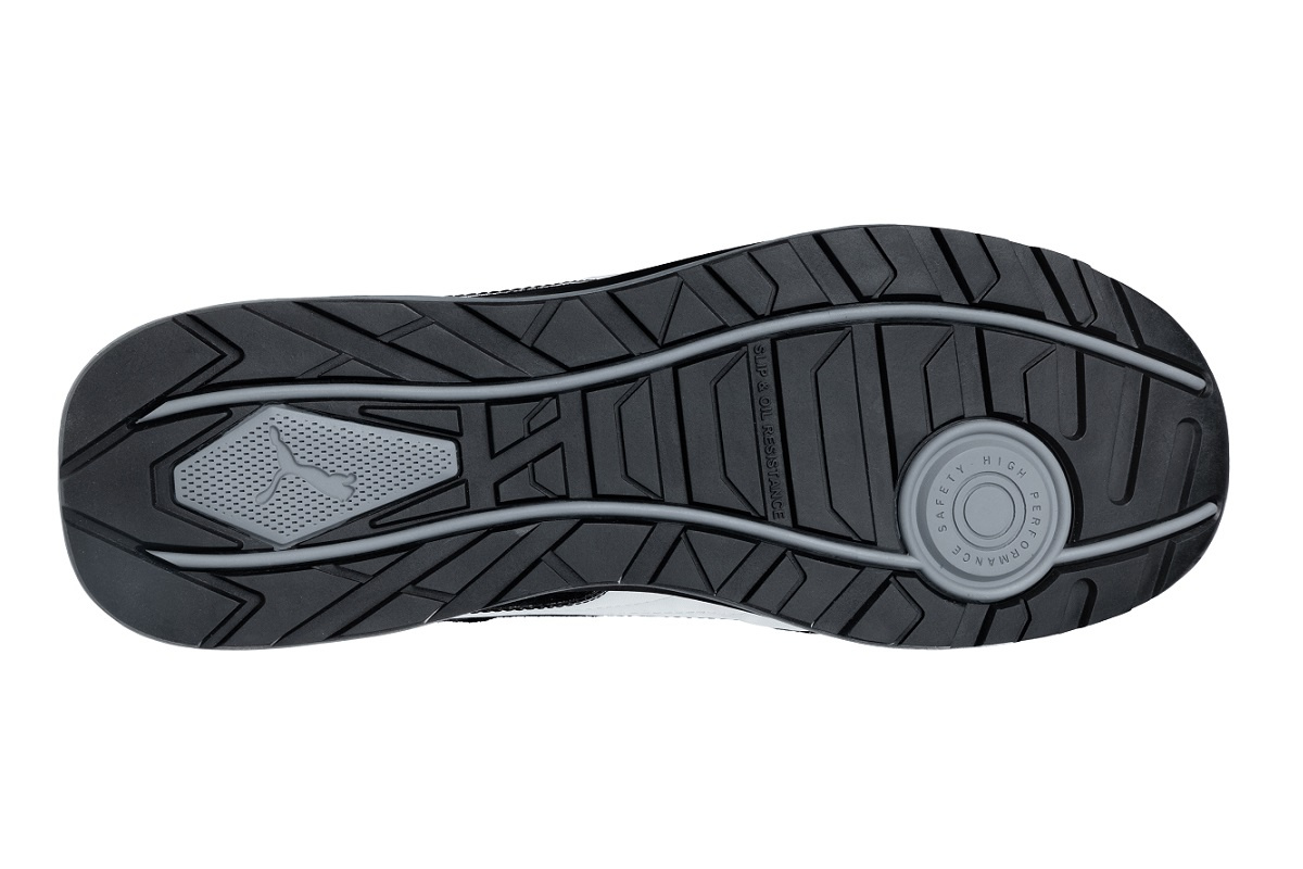 Podeszwa czarnych półbutów Puma Airtwist Black Low S3 widziana od spodu z agresywnym bieżnikiem