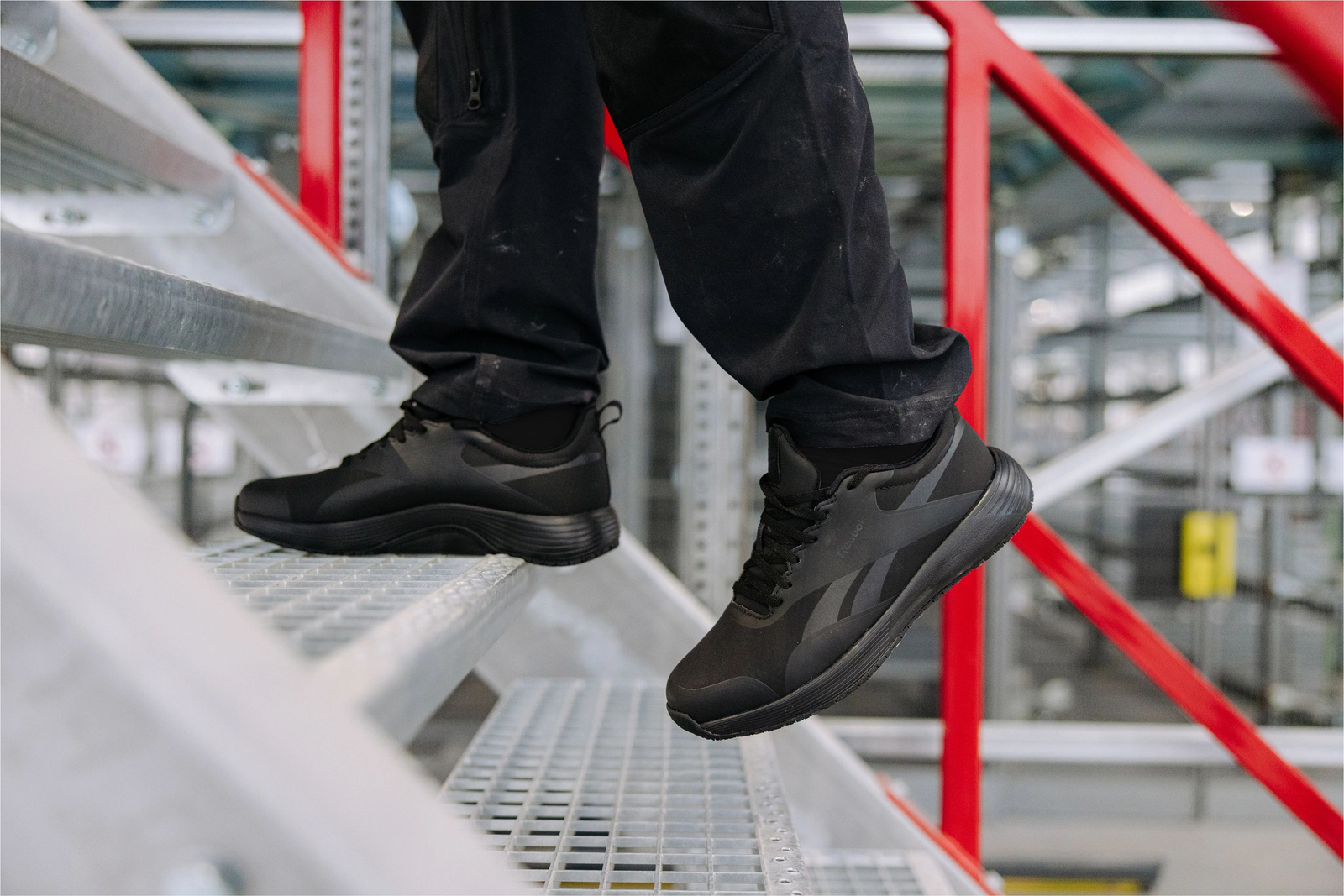 Buty robocze Reebok IB5101 O2 podczas pracy na konstrukcji stalowej