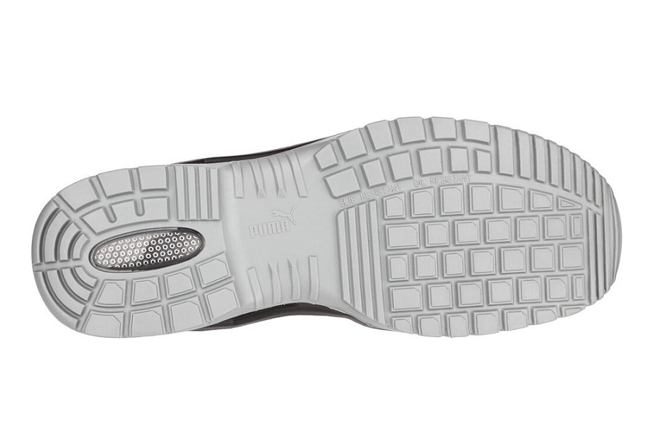 Podeszwa butów Puma Fuse Tc Green Low S1P – szary bieżnik z głębokimi kanałami odprowadzającymi zanieczyszczenia