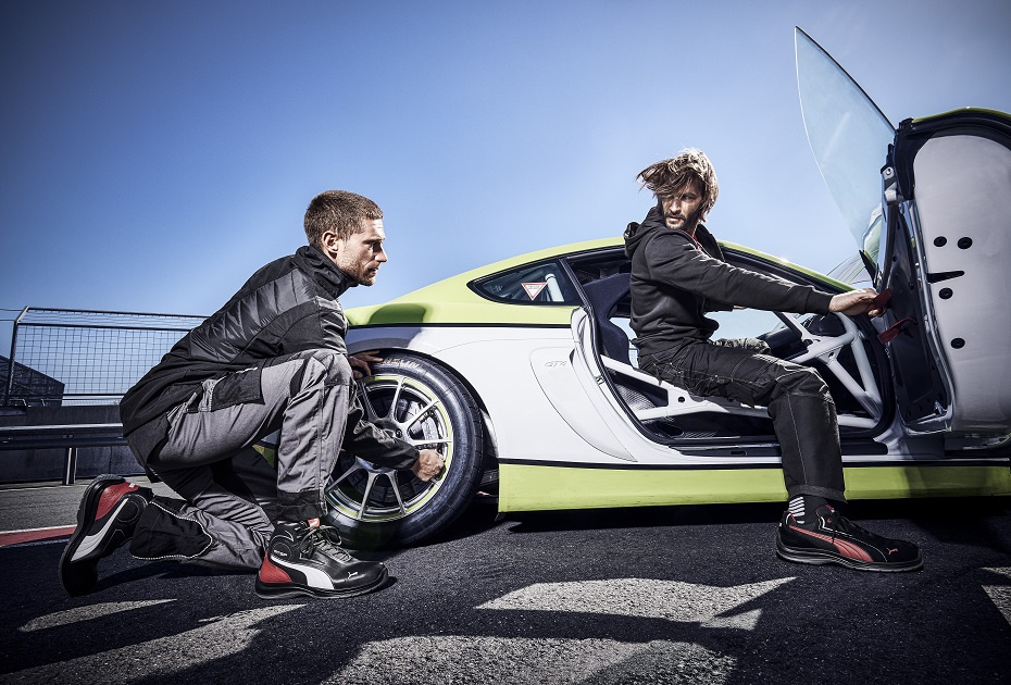 Zastosowanie butów Puma Touring Black Mid S3 podczas pracy przy samochodzie sportowym na torze serwisowym