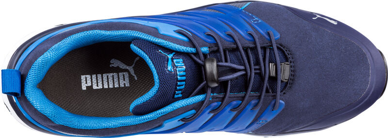 Para butów Puma Velocity Blue Low S1P zaprezentowana na tle przemysłowym