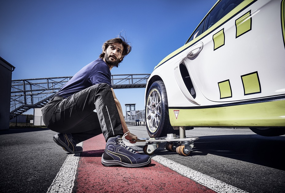 Bieżnik podeszwy SRC z żółtymi wstawkami w trzewikach Puma Touring Blue Mid SB