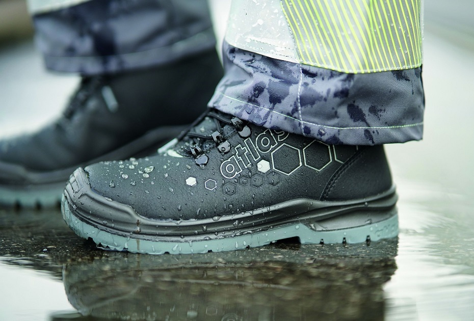 Czarne trzewiki Atlas XT 500 GTX S3 w terenie na kamienistym podłożu podczas pracy w przykucu